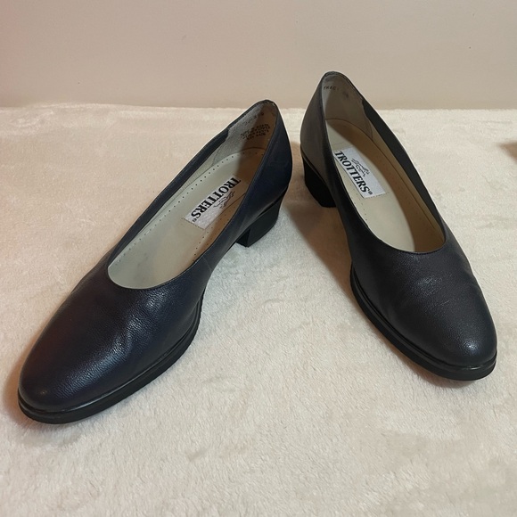 Trotters “Tracy” Navy Heels, Size 8 - Picture 1 of 10